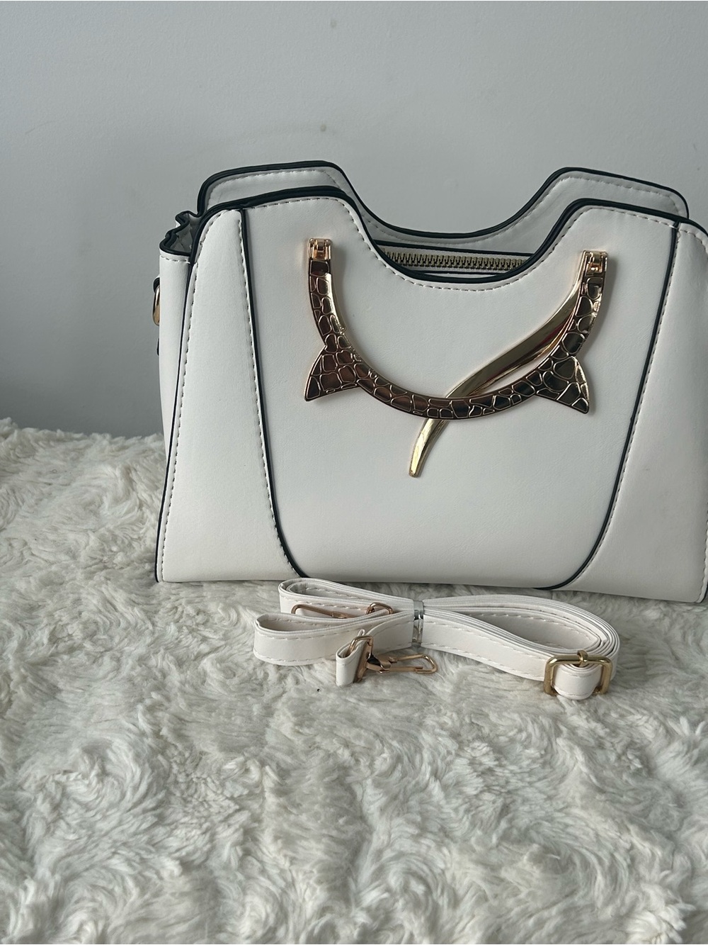 Chic White Women’s Shoulder Bag with Gold Accent Hardware